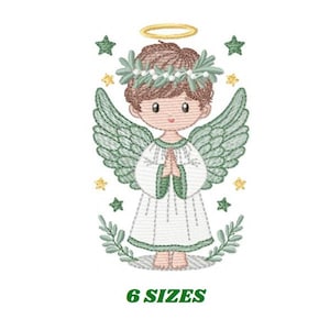 Puede incluir: Diseño bordado de un ángel rezando con alas verdes, un halo y una corona de hojas. El ángel está rodeado de estrellas y vegetación. El diseño está disponible en 6 tamaños.