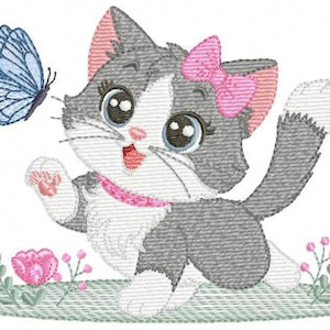Puede incluir: Un lindo gatito de dibujos animados con pelaje gris y blanco, con un lazo rosa, mira hacia arriba a una mariposa azul. El gatito est&aacute; de pie en un parche de hierba verde con flores rosas.