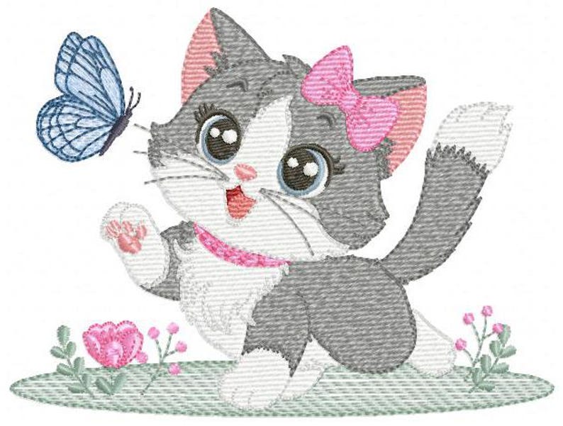 Puede incluir: Un lindo gatito de dibujos animados con pelaje gris y blanco, con un lazo rosa, mira hacia arriba a una mariposa azul. El gatito est&aacute; de pie en un parche de hierba verde con flores rosas.