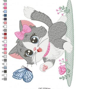 Puede incluir: Dise&ntilde;o bordado de un gatito gris y blanco con orejas rosas y un lazo rosa, mirando hacia arriba con una cinta rosa alrededor del cuello. El gatito sostiene una mariposa azul en su pata. El dise&ntilde;o est&aacute; sobre un fondo verde con flores rosas.