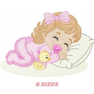 Op de afbeelding: Geborduurd ontwerp van een slapende baby in een roze onesie en strik. De baby houdt een fopspeen en een geel eendenspeeltje vast. De tekst "8 MATEN" staat eronder.