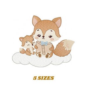 Könnte beinhalten: Stickerei mit zwei Füchsen, die auf einer Wolke sitzen. Der größere Fuchs hält ein Buch und trägt eine blaue Fliege. Der kleinere Fuchs sitzt neben dem größeren.