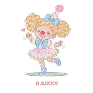 Può includere: Un disegno ricamato di una allegra bambina clown con capelli biondi ricci, un naso rosso e un cappello da festa. Indossa un vestito rosa, un fiocco blu e calzini a righe. Il testo "6 SIZES" è sotto l'immagine.