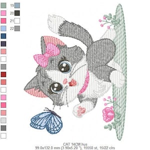 Puede incluir: Dise&ntilde;o bordado de un gatito gris y blanco con un lazo rosa, mirando a una mariposa azul. El gatito est&aacute; sentado en una hoja verde con flores rosas.