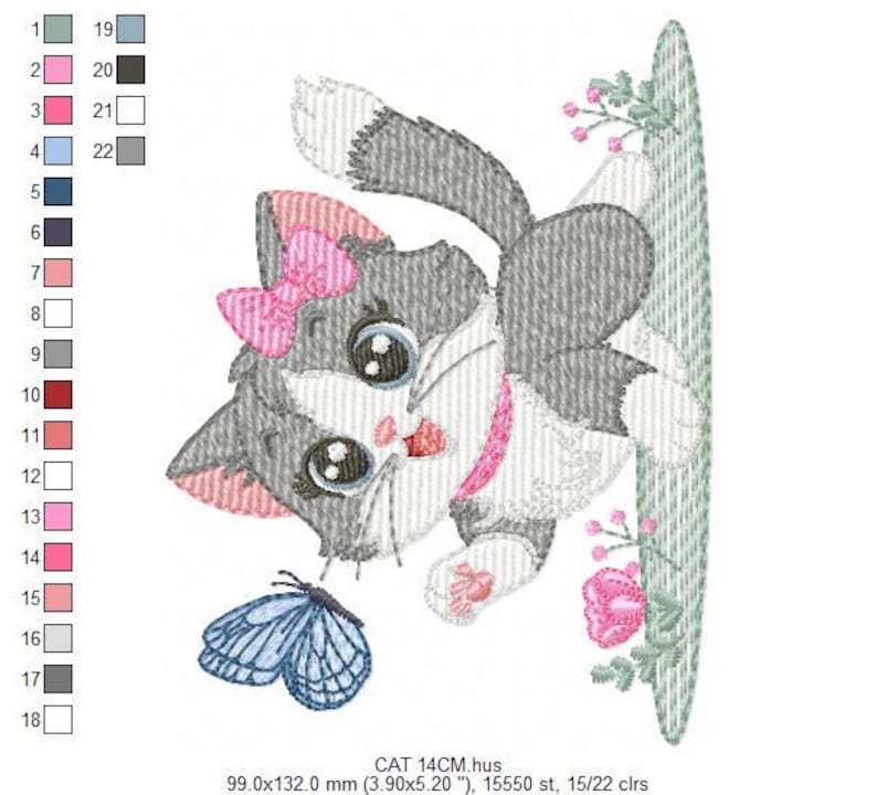 Puede incluir: Dise&ntilde;o bordado de un gatito gris y blanco con un lazo rosa, mirando a una mariposa azul. El gatito est&aacute; sentado en una hoja verde con flores rosas.
