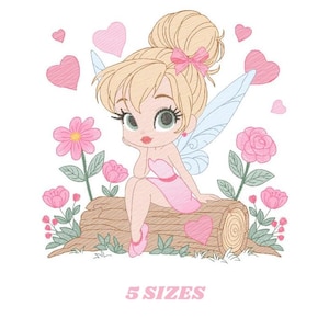 Puede incluir: Un hada de dibujos animados con cabello rubio y alas azules está sentada en un tronco, rodeada de corazones y flores rosas. Lleva un vestido y zapatos rosas. La imagen tiene el texto "5 SIZES" en rosa en la parte inferior.