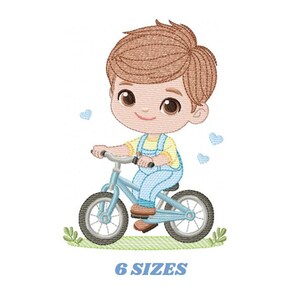 Könnte beinhalten: Gesticktes Design eines Cartoon-Kindes auf einem hellblauen Laufrad. Das Kind trägt ein gelbes Hemd und eine blaue Latzhose. Der Text "6 SIZES" wird darunter angezeigt.