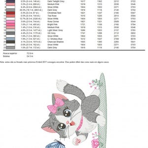 Puede incluir: Dise&ntilde;o bordado de un gato gris y blanco con un lazo rosa, sosteniendo una mariposa azul. El gato est&aacute; sentado en una hoja verde con flores rosas. El dise&ntilde;o est&aacute; rodeado de un fondo blanco.