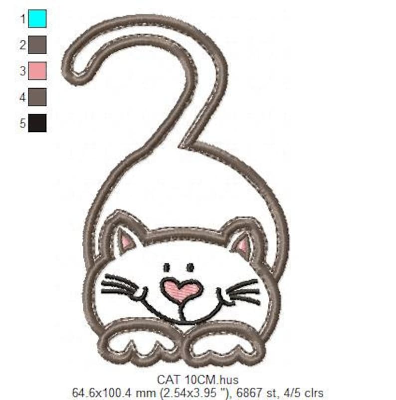 以下が含まれることがあります： 茶色の猫の刺繍デザイン。白い顔とピンクのハート型の鼻をしています。猫は尻尾を立てて丸まっています。デザインは幅10cmで、5色を使用しています。