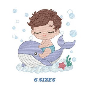 Puede incluir: Diseño bordado de un niño de dibujos animados con cabello castaño montando una ballena azul con vientre blanco. La ballena está rodeada de burbujas blancas y una estrella de mar roja. El diseño incluye el texto "6 SIZES".
