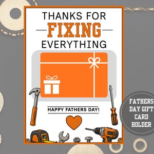 Può includere: Una carta rettangolare con il testo THANKS FOR FIXING EVERYTHING e HAPPY FATHERS DAY. Il design include una grafica di carta regalo arancione, un martello, un cacciavite, un metro a nastro, una chiave inglese, un trapano e un cuore arancione.