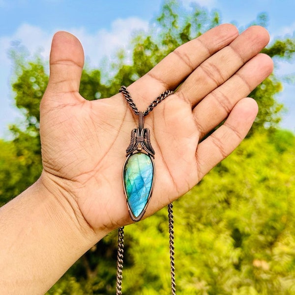 Pendentif fait main en cuivre, pierre gemme de labradorite bleue, pendentif polonais oxydé enveloppé de fil de cuivre, enroulement de fil de conception unique, le meilleur bijou pour vous