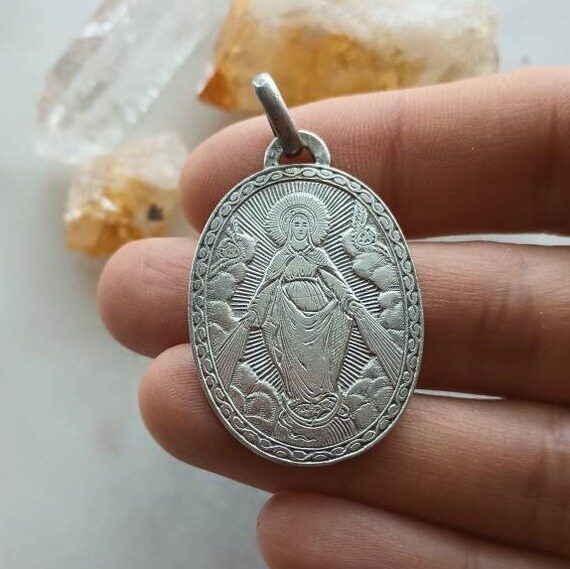 Beautiful Heavy and Ornate Antique Medal Pendant … - image 4
