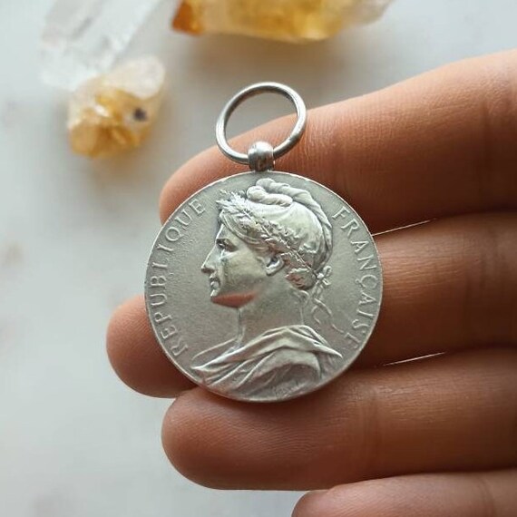 Antique 1922 French Medal Pendant in Solid Hallma… - image 1