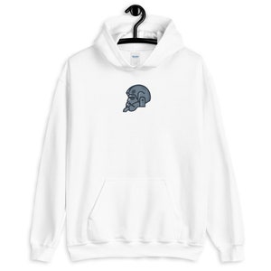 Puede incluir: Sudadera con capucha blanca con una imagen bordada en azul de una persona con casco.