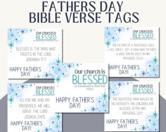 Może przedstawiać: Etykiety z wersetami biblijnymi na Dzień Ojca z niebieskim i białym akwarelowym wzorem. Każda etykieta zawiera werset biblijny i frazę "Happy Father's Day!" Etykiety są ozdobione gwiazdkami i słowami "Our church is BLESSED".