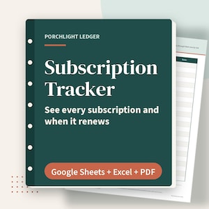 K&ouml;nnte beinhalten: Ein dunkelgr&uuml;nes digitales Abonnement-Tracking-Dokument mit dem Titel Porchlight Ledger. Das Cover zeigt den wei&szlig;en Text Subscription Tracker, See every subscription and when it renews sowie eine Schaltfl&auml;che Google Sheets + Excel + PDF.