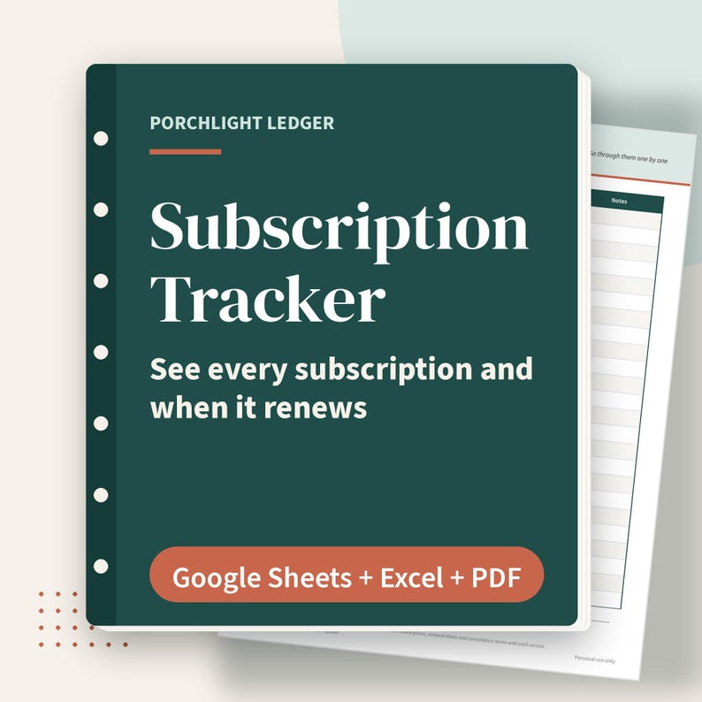K&ouml;nnte beinhalten: Ein dunkelgr&uuml;nes digitales Abonnement-Tracking-Dokument mit dem Titel Porchlight Ledger. Das Cover zeigt den wei&szlig;en Text Subscription Tracker, See every subscription and when it renews sowie eine Schaltfl&auml;che Google Sheets + Excel + PDF.