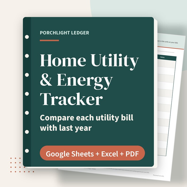 以下が含まれることがあります： Porchlight Ledger Home Utility & Energy Trackerというタイトルのダークグリーンのデジタルプランナーカバー。白い文字、焦げ茶色のアクセントライン、Google Sheets + Excel + PDFと書かれたボタン、そして側面に穴の開いたバインディングが特徴です。