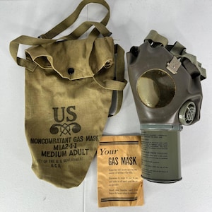 Vintage World War II M-1A2 Non-Combatant&#39;s Gas Mask Complete