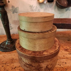 Cajas antiguas de madera curvada: pila de tres contenedores nido pintados de estilo primitivo, fechados en 1862