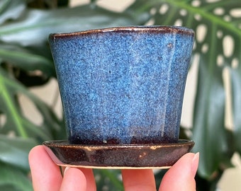 Petit mini pot de fleurs en céramique émaillée bleu avec trou de drainage et soucoupe en option