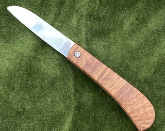 Friction folder in Brown Mallee burl with a 26c3 blade