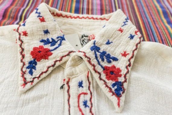 Vintage 70's Boho embroidered flowers shirt in wh… - image 5