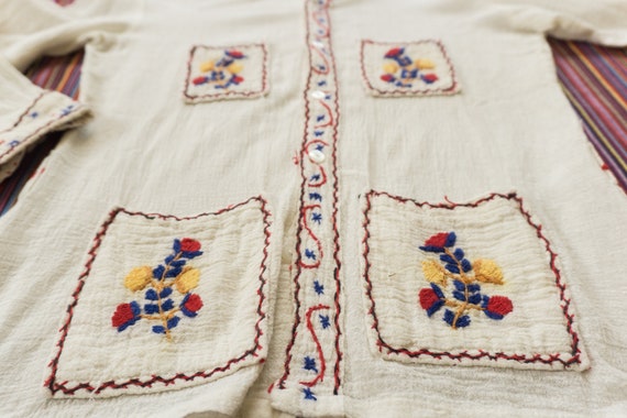 Vintage 70's Boho embroidered flowers shirt in wh… - image 7