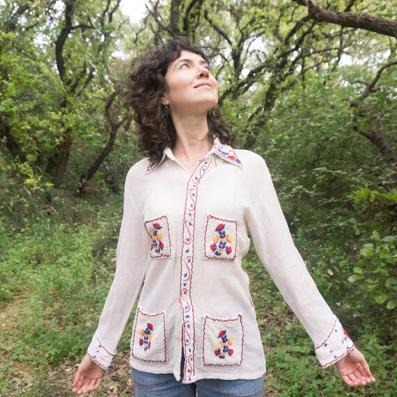 Vintage 70's Boho embroidered flowers shirt in whi