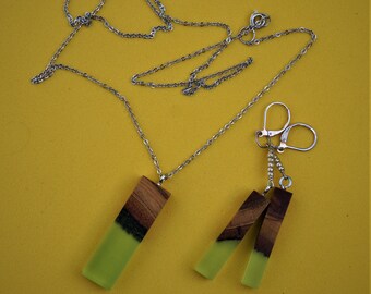Set necklace with pendant and earrings in wood and resin. Necklace and earrings. parure for her. Pendant in apricot wood and resin.