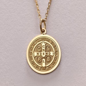 14k gouden Sint-Benedictusmedaillon, gepersonaliseerde Sint-Benedictusketting, handgemaakte Sint-Benedictusmedaille, christelijk religieus, verjaardagscadeau