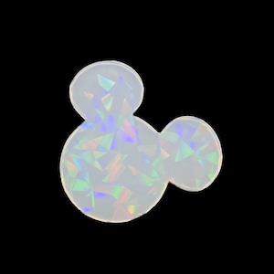 Könnte beinhalten: Ein weißer, schimmernder Mickey-Maus-Aufkleber mit holografischem Finish.