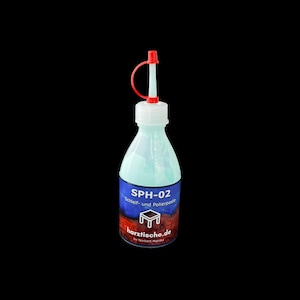 Könnte beinhalten: Eine transparente Kunststoff-Quetschflasche gefüllt mit hellblauer Flüssigkeit und einem roten Spitzverschluss. Das Etikett zeigt den Text SPH-02, Schleif- und Polierpaste, ein Tisch-Symbol, harztische.de und by Norbert Mainka in Weiß und Rot.