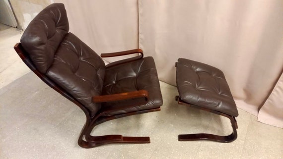 Scandinavian vintage leather Skyline lounge chair and footstool by Hove Mobler 1970s