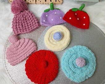 Strickmütze für Blythe oder Puppen. Puppenmütze verschiedene Farben, formen mit Pompom, Erdbeere,  Baskenmütze