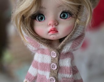 Kuan BJD Art Doll 27 cm – Poseable Collectible Doll with Goat Hair Wig & Outfit – OOAK Doll for Collectors