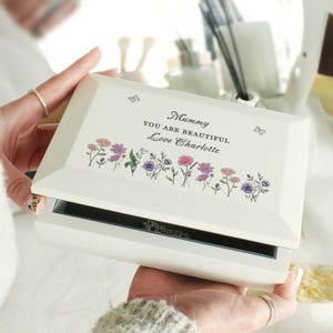 Personnalisez la boîte à bijoux en bois blanc papillon floral - boîte de rangement de bijoux - carte cadeau assortie pour elle - cadeau d'anniversaire de grand-mère de maman