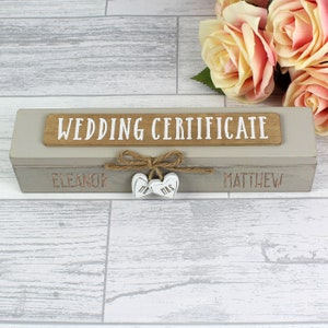 Personalisierte Holz Zertifikat Halter für Braut Bräutigam, Hochzeit Zertifikat Halter, Mr und Mrs Wedding Andenken Geschenk, Hochzeitstag Geschenk
