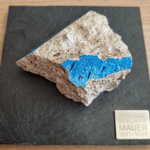 Origineel stuk Berlijnse muur in echte kleur op speciale leistenen display met COA