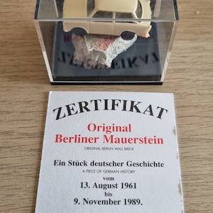 Original Stück Berliner Mauer und Scale Modell Trabant Auto in Plexiglas Display + Zertifikat