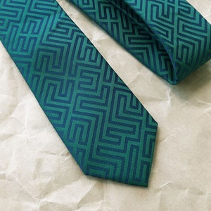 Skinny geometric print tie