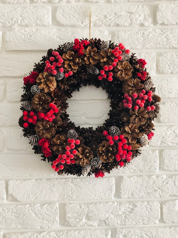 Pine Cone /& Red Berries Rustic Christmas Wreath 38cm