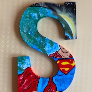 Letras de madeira pintadas à mão com tema de super-heróis