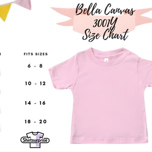 K&ouml;nnte beinhalten: Ein hellrosa Bella Canvas 3001Y Kinder-T-Shirt. Die Gr&ouml;&szlig;entabelle zeigt die Gr&ouml;&szlig;en S (6-8), M (10-12), L (14-16) und XL (18-20). Das Shirtsurprise-Logo befindet sich unten.