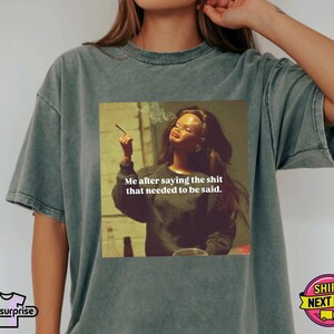 K&ouml;nnte beinhalten: Graues T-Shirt mit einem aufgedruckten Bild einer rauchenden Frau und dem Text "Me after saying the shit that needed to be said." Das Shirt hat auch das Logo "Shirtsurprise" und eine "Ships Next Day" Grafik.