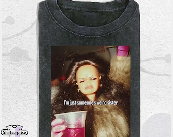 Ich bin nur jemandes seltsame Schwester – Lustiges Schwester-Meme-Shirt – Grafik-Shirt mit chaotischer Schwesterenergie – Humorvolles T-Shirt für schräge Mädchen – Nachvollziehbarer Geschwisterhumor