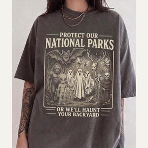 Skydda våra nationalparker T-shirt | Rolig Cryptid T-shirt, Spöklik camping, Bigfoot Alien Ghost-grafik, Vintage Wash Outdoorsy Present, Goblincore