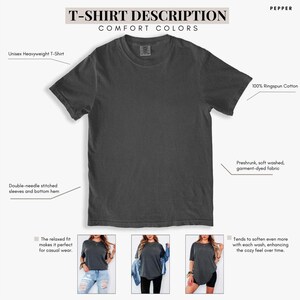 K&ouml;nnte beinhalten: Ein dunkelgraues Unisex-T-Shirt in schwerer Qualit&auml;t. Das Shirt besteht aus 100 % Ringspun-Baumwolle und hat doppelt gen&auml;hte &Auml;rmel und einen Saum. Das Shirt ist vorgeschrumpft, weich gewaschen und st&uuml;ckgef&auml;rbt. Der Text auf dem Bild lautet "T-SHIRT DESCRIPTION COMFORT COLORS".