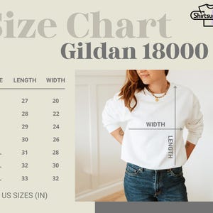 K&ouml;nnte beinhalten: Gr&ouml;&szlig;entabelle f&uuml;r Gildan 18000 Sweatshirts, mit Ma&szlig;en in Zoll. Die Tabelle enth&auml;lt die Gr&ouml;&szlig;en S bis 4XL, mit entsprechenden L&auml;ngen und Breiten. Eine Person tr&auml;gt ein wei&szlig;es Sweatshirt und blaue Jeans.